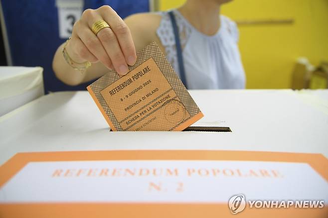 이탈리아 국민투표 (밀라노 AP=연합뉴스) 8일(현지시간) 이탈리아 밀라노의 한 투표소에서 한 여성이 투표하고 있다. 2025.06.08 photo@yna.co.kr [라프레세 제공. 재판매 및 DB 금지]