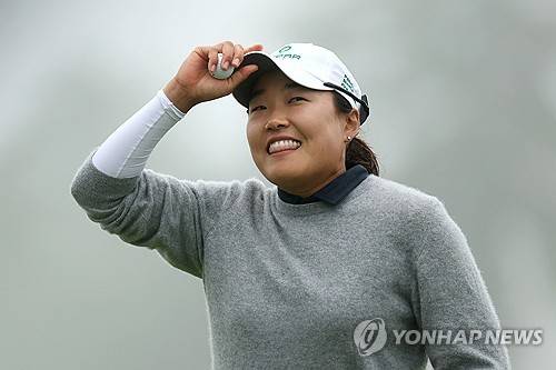 활짝 웃으며 홀아웃하는 이일희. [AFP/게티이미지=연합뉴스]