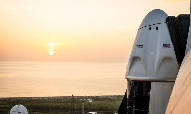 케네디우주센터 발사대에 기립해있는 유인우주선 '크루 드래건'의 모습 [스페이스X 제공. 재판매 및 DB 금지]