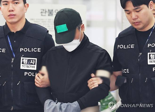 부모·처자식 일가족 5명 살해한 50대 구속송치 (용인=연합뉴스) 홍기원 기자 = 부모와 처자식 등 일가족 5명을 살해한 50대 가장 이모 씨가 4월 24일 경기도 용인동부경찰서 유치장에서 검찰로 송치되고 있다. 
    경기 용인서부경찰서는 살인 및 존속살해 혐의로 구속한 A씨를 24일 오전 수원지검에 송치했다. 2025.4.24 xanadu@yna.co.kr