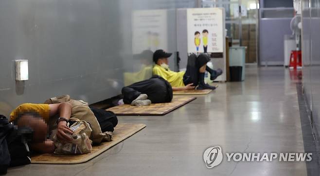 복도에서 힘겨운 여름나기 (서울=연합뉴스) 박동주 기자 = 전국 대부분 지역에서 최고 체감온도가 35도 안팎으로 오르며 매우 무더운 날씨를 보인 1일 오후 서울역희망지원센터에서 노숙인 등이 복도에 누워 휴식하고 있다. 2023.8.1 pdj6635@yna.co.kr