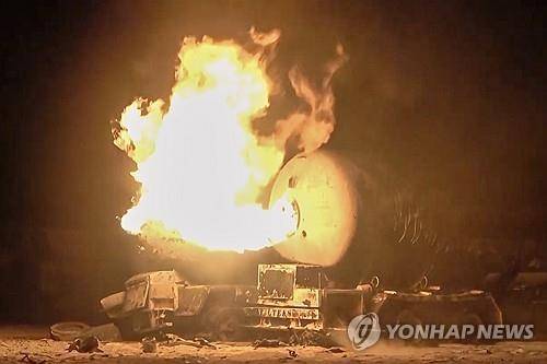 사진은 미군 공습으로 불 난 예멘 라스 이사 항구  (호데이다<예멘> 알마시라TV AP=연합뉴스 자료사진) 2025년 4월 18일 예멘 후티반군이 장악하고 있는 예멘의 석유수출항 라스이사에서 미군 공습으로 불이 난 모습. [알마시라TV 제공 화면 캡처 사진을 AP가 배포. DB 및 재판매 금지]