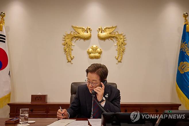 이재명 대통령, 시진핑 중국 국가주석과 통화 (서울=연합뉴스) 이재명 대통령이 10일 서울 용산 대통령실에서 시진핑 중국 국가주석과 전화 통화를 하고 있다. 2025.6.10 [대통령실 제공. 재판매 및 DB 금지] photo@yna.co.kr