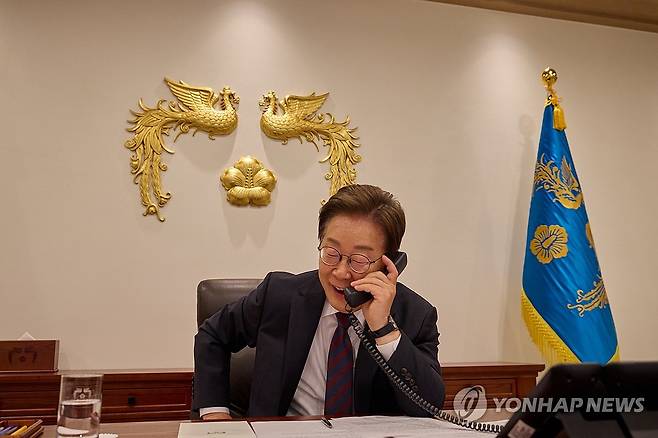 이재명 대통령, 시진핑 중국 국가주석과 통화 (서울=연합뉴스) 이재명 대통령이 10일 서울 용산 대통령실에서 시진핑 중국 국가주석과 전화 통화를 하고 있다. 2025.6.10 [대통령실 제공. 재판매 및 DB 금지] photo@yna.co.kr