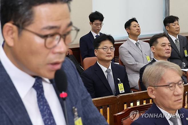 백해룡 바라보는 김찬수 (서울=연합뉴스) 김주성 기자 = 지난해 8월 20일 오전 국회에서 열린 행정안전위원회의 '세관 연루 마약 밀반입 사건 수사 외압 의혹 청문회'에서 증인으로 출석한 김찬수 대통령비서실 지방시대비서관실 행정관(전 영등포서장)이 신문에 답하는 백해룡 강서경찰서 화곡지구대장(전 영등포서 형사과장)을 바라보고 있다. 2024.8.20 utzza@yna.co.kr