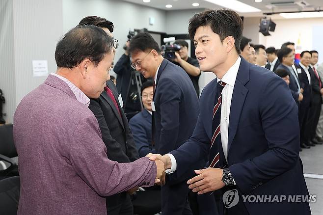 참석자들과 악수하는 김용태 비상대책위원장 (서울=연합뉴스) 박동주 기자 = 국민의힘 김용태 비상대책위원장이 10일 서울 여의도 중앙당사에서 열린 비상대책위원장 주재 원외당협위원장 간담회에서 참석자들과 악수하고 있다. 2025.6.10 pdj6635@yna.co.kr
