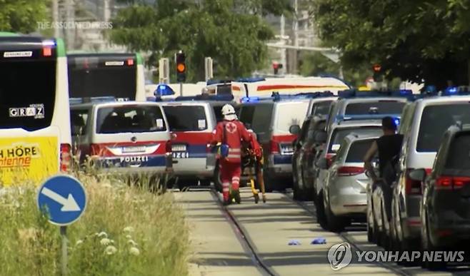 오스트리아 학교 총격 사건 (그라츠 AP=연합뉴스) 10일(현지시간) 오스트리아 그라츠의 한 고등학교에서 발생한 총격 사건 현장에 구급 요원이 출동한 모습. 2025.06.10 photo@yna.co.kr