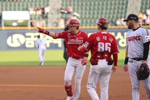 10일 LG와 경기에서 1루 출루 후 기뻐하는 SSG 최지훈(왼쪽). [SSG 랜더스 제공. 재판매 및 DB 금지]