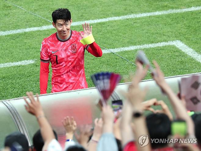 환호받는 주장 손흥민 (서울=연합뉴스) 최재구 기자 = 한국 축구 국가대표팀 주장 손흥민이 10일 서울월드컵경기장에서 열린 쿠웨이트와의 2026 북중미 월드컵 아시아 3차 예선 최종전에서 4대0 대승을 거둔 뒤 관중들을 향해 인사하고 있다. 2025.6.10 jjaeck9@yna.co.kr