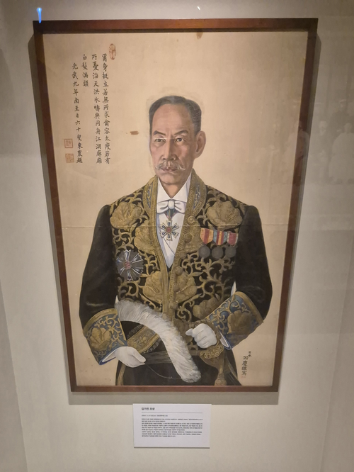 동농 김가진의 초상화. 왼쪽 모퉁이에는 을사늑약 후 망국에 대한 걱정을 담은 자필 시가 쓰여져 있다. 2025.6.7 /이영선기자 zero@kyeongin.com