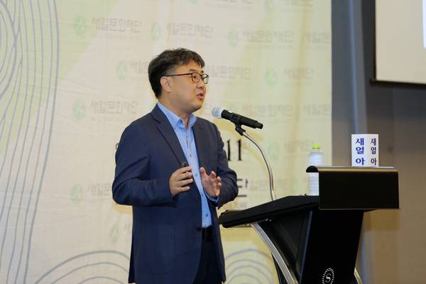 하남석 서울시립대 중국어문화학과 교수가 11일 인천 송도국제도시 쉐라톤 그랜드 인천호텔에서 열린 제456회 새얼아침대화에서 ‘한중 청년세대와 혐중문제’를 주제로 강연하고 있다. /새얼문화재단 제공