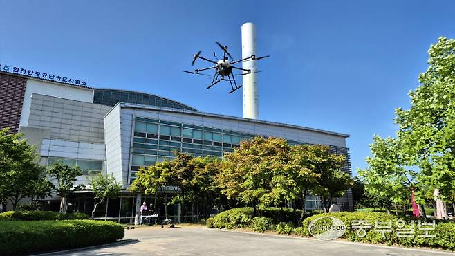 11일 오후 인천광역시 연수구 송도동 인천환경공단 송도사업소에서 인천환경공단 관계자들이 악취 자료 수집을 위해 드론을 띄우고 있다. 강현수기자