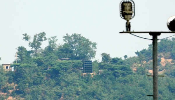 인천 강화군 송해면에서 바라본 북한 황해도 개풍군 야산에 설치되어 있는 대남 확성기 [사진 = 연합뉴스]&nbsp;
