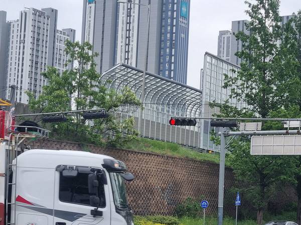 용인 보평역 서희 스타힐스 아파트 조합원들이 검찰에 철저수사를 요구하는 진정서를 냈다.사진은 아파트 전경과 방음벽. /김형운 기자