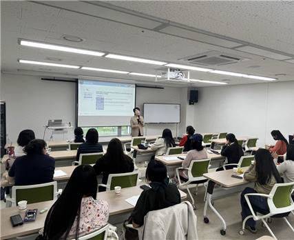 사전 교육의 일환으로 마련된 취업기초 소양교육 및 아동학대 예방 교육 모습. 사진=가족센터 제공.