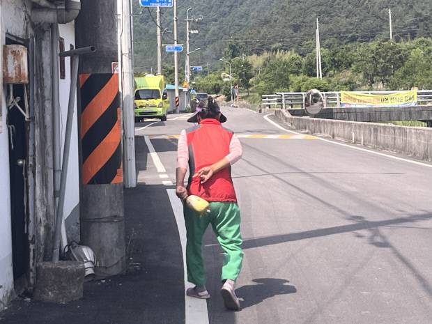 10일 전라남도 화순군 청풍면 면소재지 인근 도로에서 한 어르신이 걸음을 옮기고 있다. 윤준명 기자