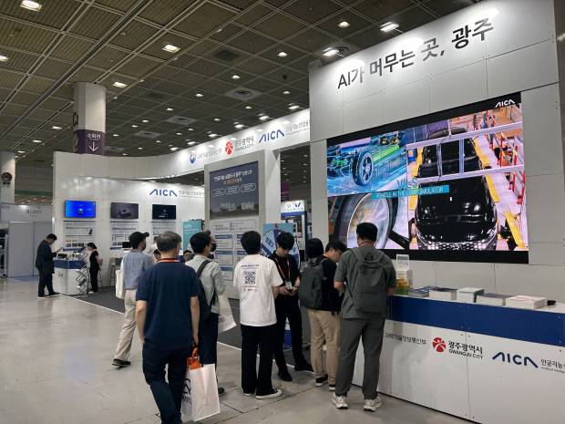 국내외 기업 관계자와 관람객들이 11일 서울 코엑스에서 열린 ‘2025 스마트테크 코리아(AI & Big Data Show)’에 마련된 ‘광주시·AI사업단 홍보관’을 둘러보고 있다.