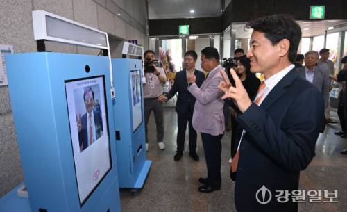 강원일보 창간 80주년 기념 강원의 역사전 개막식이 11일 춘천문화예술회관 전시장에서 열린 가운데 김진태 강원자치도지사가 행사장 입구에 마련된 명예기자증 발급체험을 하고 있다. 박승선기자
