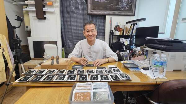 장철영 국가무형유산 나전장 보유자. /정봉화 기자