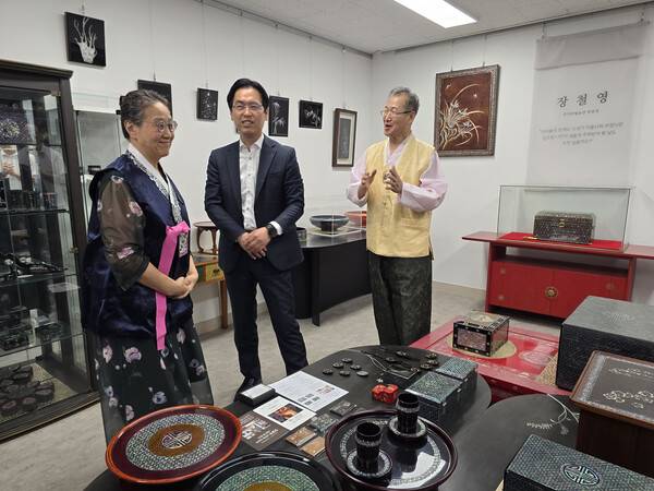 김민재 행정안전부 차관부가 5월 21일 통영을 방문해 나전공예 답례품 제작 현장을 둘러보고 장철영 나전장 보유자와 대화하고 있다. /통영시