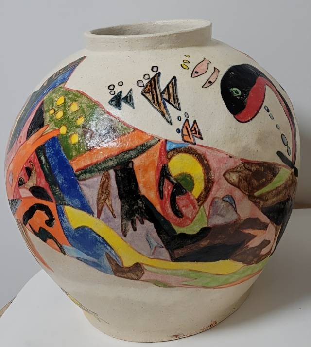 정지원, 내 마음 속의 어항, 2024, 조형토, 투명유, underglaze, 1230도 산화소성 250x340mm