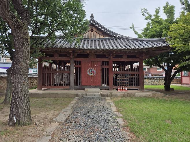 성덕대왕신종 종각. 성덕대왕신종이 인왕동 국립경주박물관으로 옮겨가기 전까지 이곳에 있었다.
