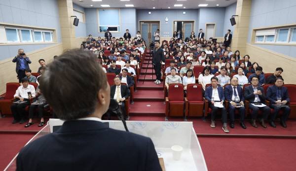 손학규 前경기도지사.前보건복지부 장관이 11일 오후 구미시 IT의료융합기술센터에서 열린 2025 경북포럼 '트럼프 2.0 시대, 국제경제질서 변동과 대응전략' 에서 주제강연을 펼치고 있다. 정훈진 기자 jhj131@kyongbuk.com