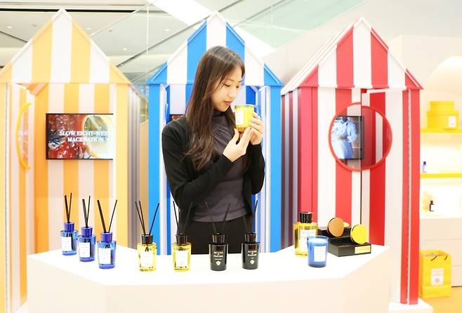 대구 신세계백화점 5층 행사장에서 니치 퍼퓸 브랜드 '아쿠아 디 파르마' 팝업 행사가 15일까지 열린다. 대표 상품인 '블루 메디떼라네오 오 드 퍼퓸'을 만나볼 수 있다. 프로모션으로 블루 메디떼라네오 EDP 100㎖와 BM 미니 햇박스 및 썸머 리미티드 구매 시 향수 5㎖를 증정한다. <대구 신세계백화점 제공>