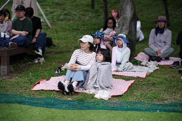 주최 측이 준비한 담요와 돗자리를 사용해 공연을 관람하고 있다 / 사진=제주문화예술재단
