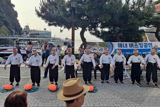 제주시 도두어촌계해녀회(김방진)와 도두해녀공연단(단장 양순옥)이 지난 8일 한반도 동쪽 끝자락 독도와 울릉도를 방문하고 제주해녀문화를 알리는 버스킹(Busking) 공연을 펼쳤다. / 사진 = 도두어촌계해녀회 ⓒ제주의소리