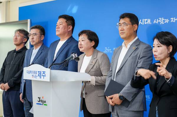 강애숙 제주도 기후환경국장과 김병수 동복리장이 11일 제주도청 기자실에서 합의문을 발표하고 있다. ⓒ헤드라인제주