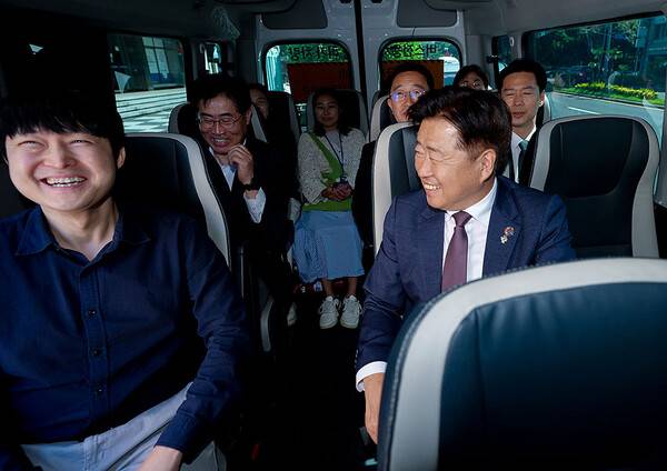 11일 탐라자율차에 탑승한 오영훈 지사. ⓒ헤드라인제주