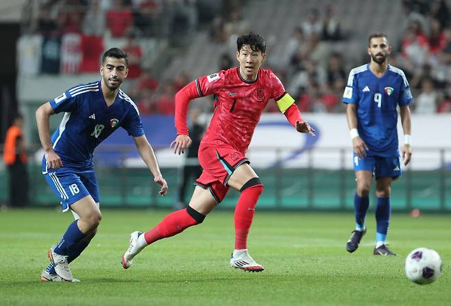 10일 서울월드컵경기장에서 열린 2026 북중미 월드컵 아시아 3차 예선 최종전 한국과 쿠웨이트의 경기. 한국 손흥민이 패스를 받기 위해 뛰어하고 있다. 사진=연합뉴스