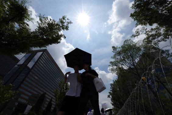 초여름 날씨를 보이는 지난 8일 서울 광화문광장에서 시민들이 양산을 쓴 채 걸어가고 있다.(사진=연합뉴스)
