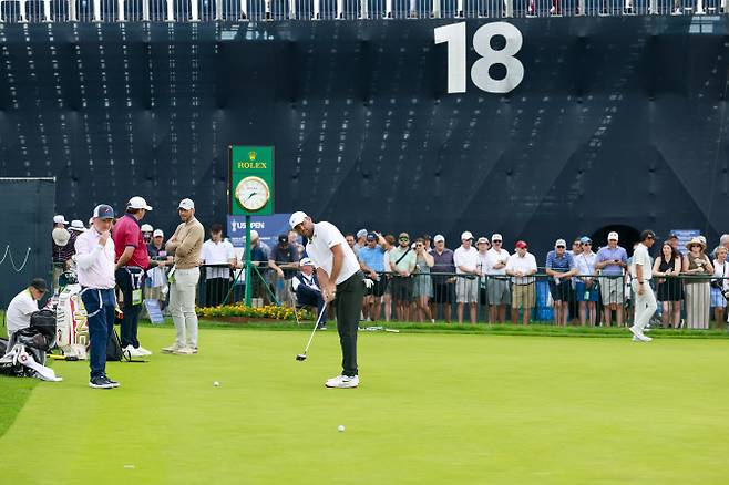 세계랭킹 1위 스코티 셰플러가 US오픈이 열리는 오크몬트 컨트리클럽 의 연습 그린에서 퍼트하고 있다. (사진=USGA)