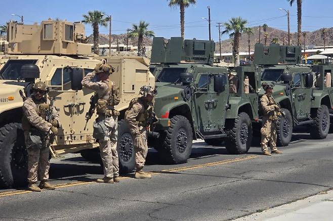 9일(현지시간) 제2대대 제7해병연대 소속 해병들이 로스앤젤레로 출발하기 위해 이름이 공개되지 않은 장소에서 준비하고 있다.(사진= 미국 북부사령부 엑스)