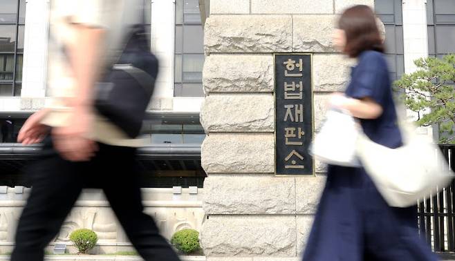지난 9일 서울 종로구 북촌로 헌법재판소 앞을 시민들이 지나고 있다. (사진=연합뉴스)