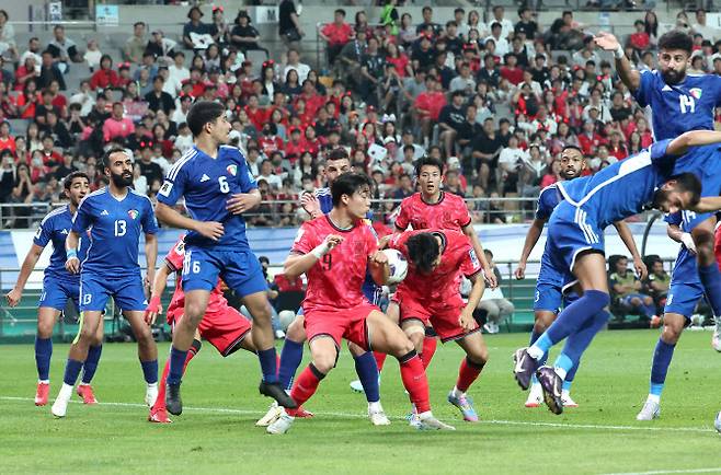 10일 서울월드컵경기장에서 열린 2026 북중미 월드컵 아시아 3차 예선 최종전 한국과 쿠웨이트의 경기. 전진우가 헤더를 시도하고 있다. 이 득점은 상대 자책골로 정정됐다. 사진=연합뉴스