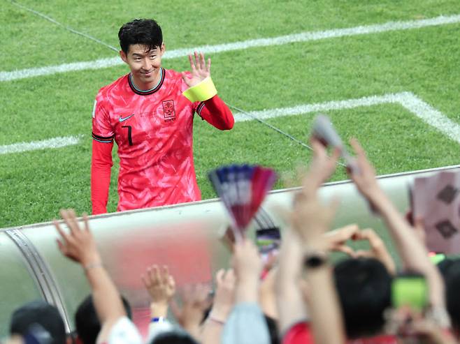 한국 축구 국가대표팀 주장 손흥민이 10일 서울월드컵경기장에서 열린 쿠웨이트와의 2026 북중미 월드컵 아시아 3차 예선 최종전에서 4-0 대승을 거둔 뒤 관중들을 향해 인사하고 있다.  사진=연합뉴스