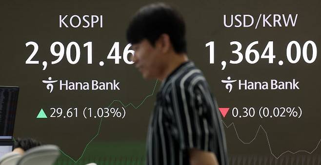 11일 오전 서울 중구 하나은행 딜링룸 전광판에 지수가 표시되고 있다.(사진=뉴시스)