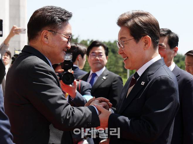 이재명 대통령이 취임 선서를 하기 위해 지난 4일 국회에 들어서며 우원식 국회의장과 악수하고 있다. 우 의장은 2021년 이재명 경선캠프 선대위원장 등을 역임한 바 있다.(국회사진기자단)