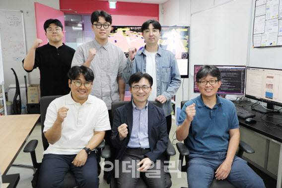 대구경북과학기술원 전기전자컴퓨터공학과 공동연구팀. (앞줄 왼쪽부터) 좌훈승·최지웅·김백규 교수(사진=DGIST)