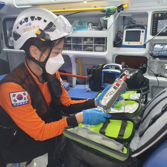 이민혜 서울 광진소방서 중곡119안전센터 소방장이 구급차 내 각종 장비를 점검하고 있다. (사진=소방청)
