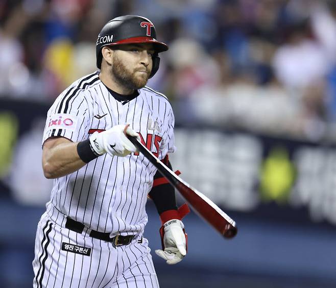 11일 잠실구장에서 열린 프로야구 2025 신한 SOL 뱅크 KBO리그 SSG 랜더스와 LG 트윈스의 경기. 7회말 1사 1루 LG 오스틴이 투런 홈런을 쳐낸 뒤 방망이를 던지고 있다. 사진=연합뉴스