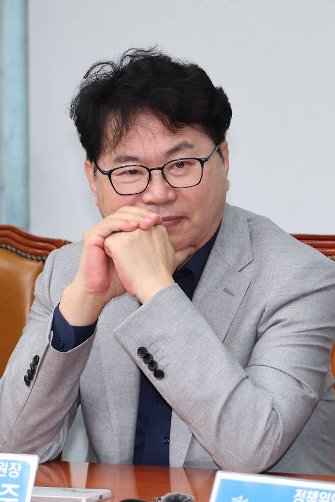 이한주 더불어민주당 내 민주연구원장이 5일 서울 여의도 국회에서 열린 최고위원회의에서 박찬대 대표 권한대행 겸 원내대표의 발언을 듣고 있다.(사진=연합뉴스)