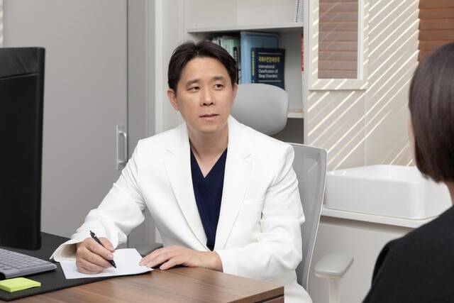 신경과 전문의 유성환 원장 | 출처 : 두앤통신경과의원