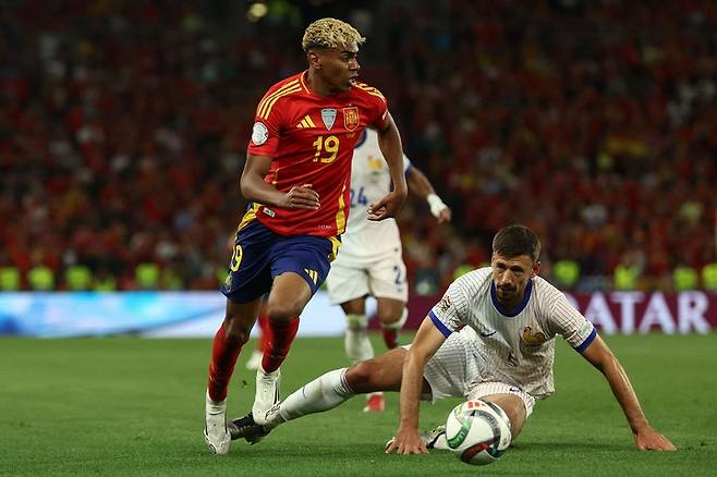 2025년 6월 5일, 독일 남서부 슈투트가르트에서 열린 UEFA 네이션스리그 준결승전 스페인과 프랑스의 경기에서, 스페인 공격수 라민 야말(등번호 19번, 왼쪽)이 프랑스 수비수 클레망 랑글레(등번호 5번)를 제치고 돌파하고 있다.