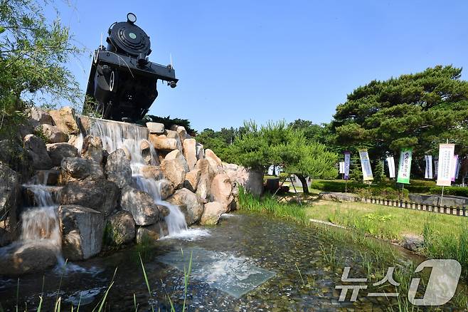 10일 경북 포항시 남구 철길숲에 있는 인공폭포에서 시원한 물줄기가 흘러내리고 있다. 2025.6.10/뉴스1 ⓒ News1 최창호 기자