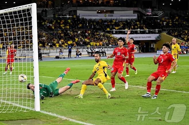 김상식 감독이 이끄는 베트남이 10일 열린 2027 AFC 아시안컵 최종예선 F조 2차전에서 말레이시아에 0-4로 대패했다. ⓒ AFP=뉴스1
