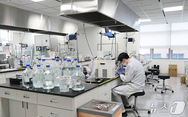 인벤티지랩 연구원이 제제연구를 하고 있다.(인벤티지랩 제공)/뉴스1